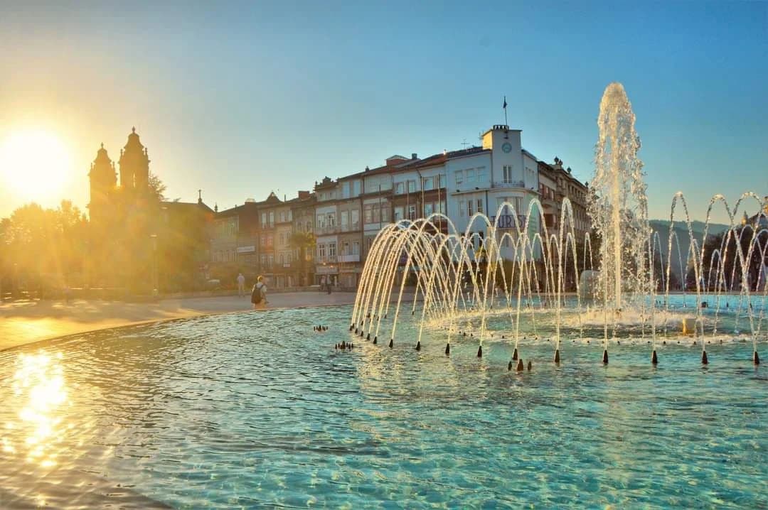 Braga ao pôr do sol, com o chafariz da Avenida Central